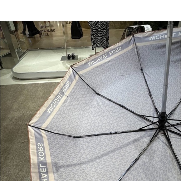 NWT Michael Kors Umbrella “MK” Logo Signature Design Brown. - Picture 7 of 9